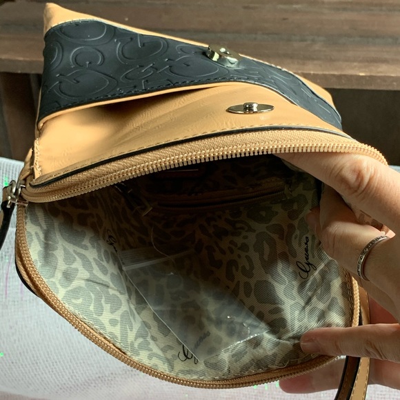 ๐ GUESS logo wristlet bag - Picture 5 of 7